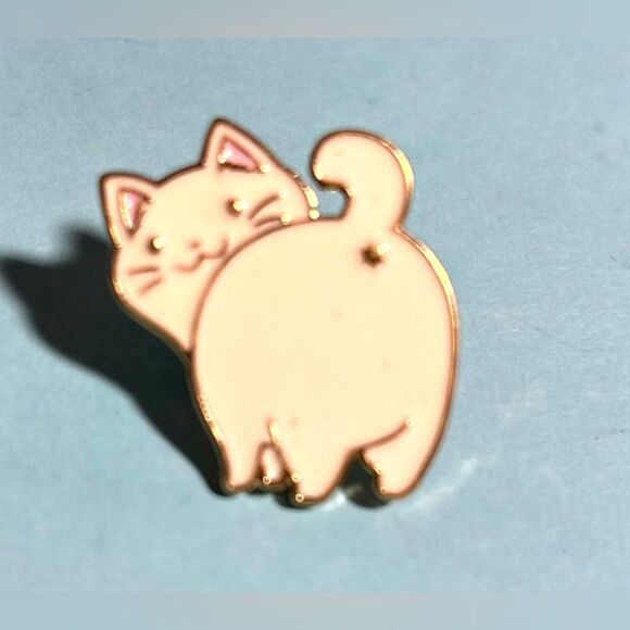 Smiling White Kitty Cat Enamel lapel Pin/ Brooch - Picture 1 of 2